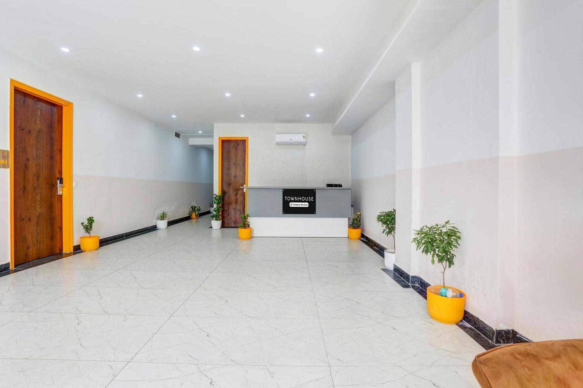 Super Townhouse Sector 69 Gurgaon Hotel Екстериор снимка
