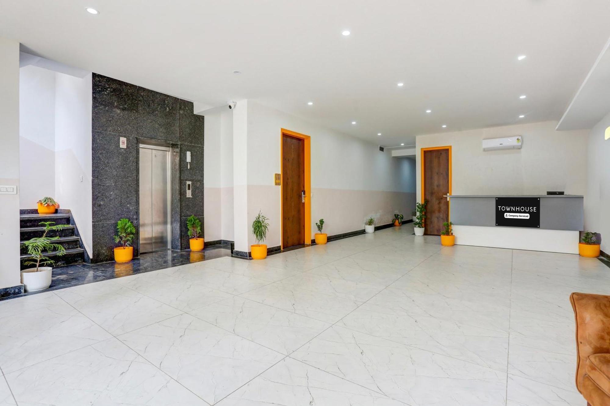 Super Townhouse Sector 69 Gurgaon Hotel Екстериор снимка