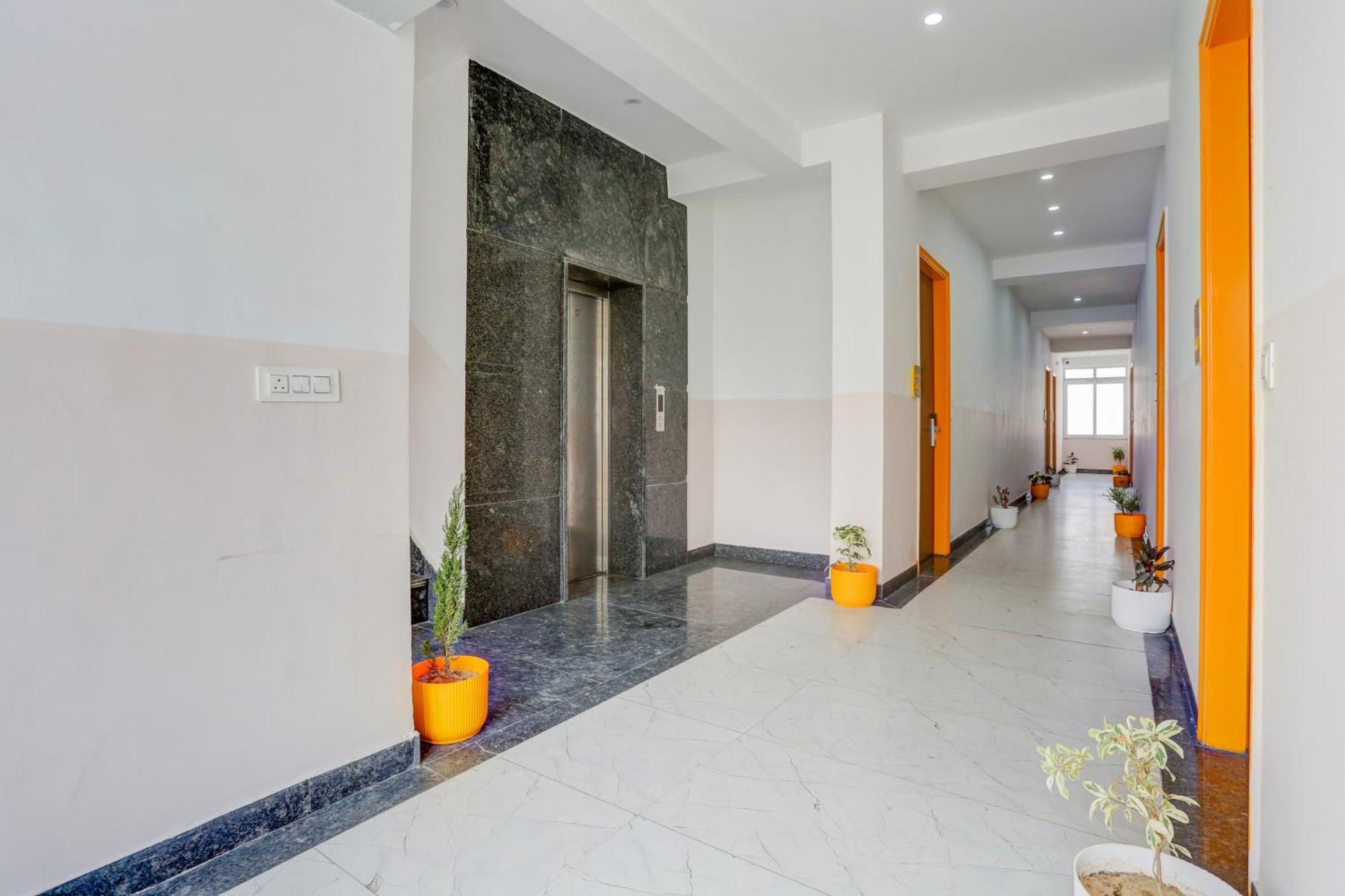Super Townhouse Sector 69 Gurgaon Hotel Екстериор снимка