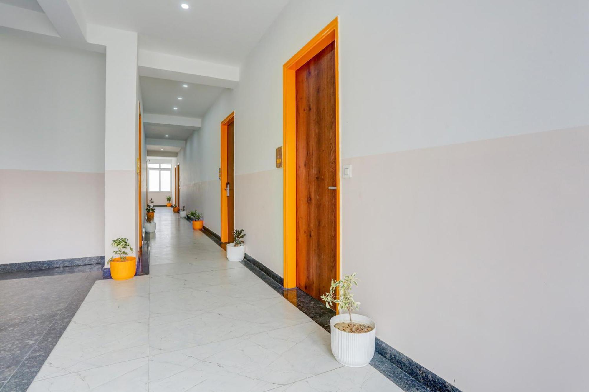 Super Townhouse Sector 69 Gurgaon Hotel Екстериор снимка
